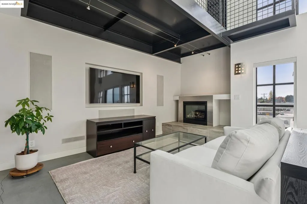 850 W Grand Ave 17, Oakland, California 94607 home-pic-5